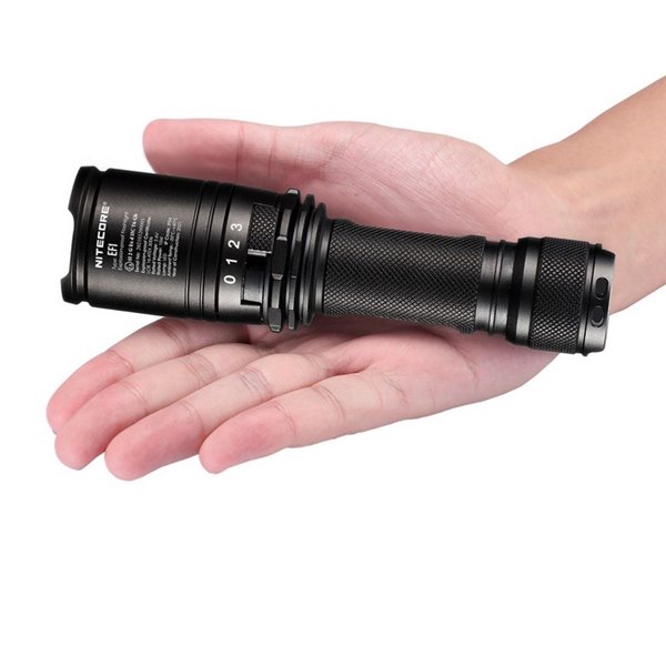 Lampe de poche LED EF1 830 Lumens Portée 270 mètres IP54