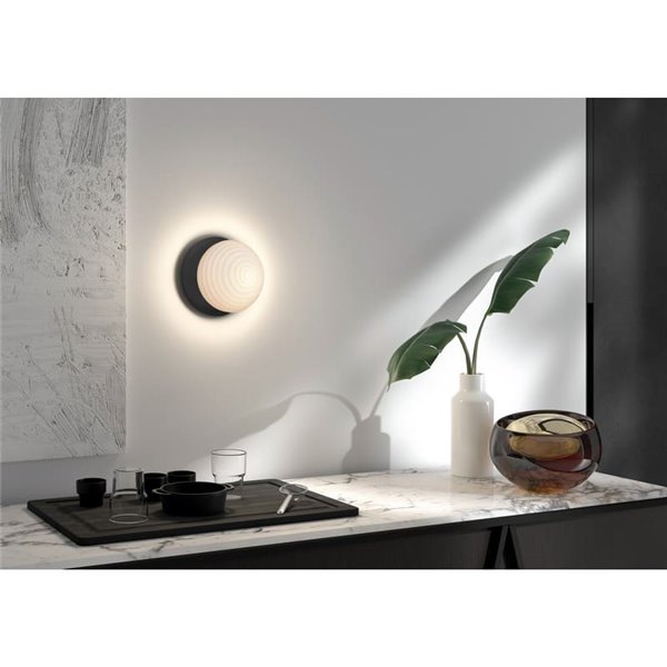 Aplique de pared interior CIAO, con pantalla redonda blanca, 1XE27 Ø18, latón mate/negro