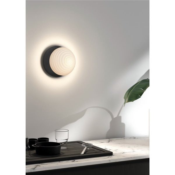 Aplique de pared interior CIAO, con pantalla redonda blanca, 1XE27 Ø18, latón mate/negro