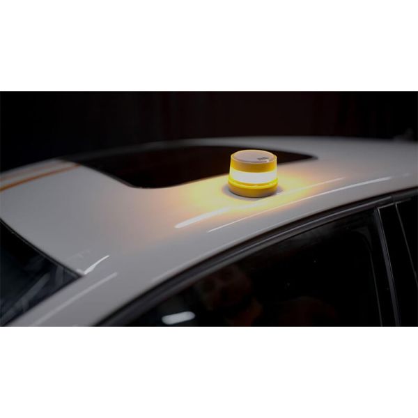 Luz de Emergencia V16 IoT OSRAM | vista  sobre vehículo