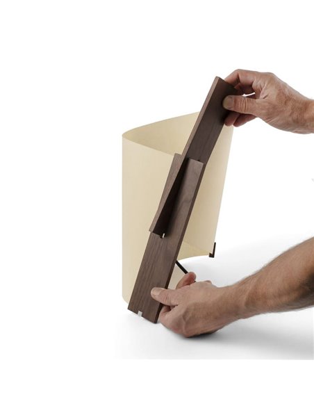 Lámpara de sobremesa CATA, con madera de nogal y pantalla papiro, 2W 2200K (luz super cálida)