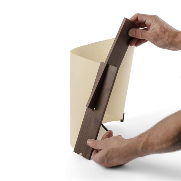 Lámpara de sobremesa CATA, con madera de nogal y pantalla papiro, 2W 2200K (luz super cálida)