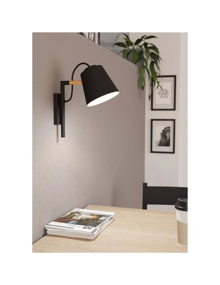 Aplique de pared LACEY con pantalla negra y detalles en madera, E27