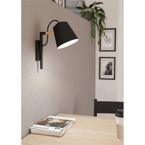 Aplique de pared LACEY con pantalla negra y detalles en madera, E27