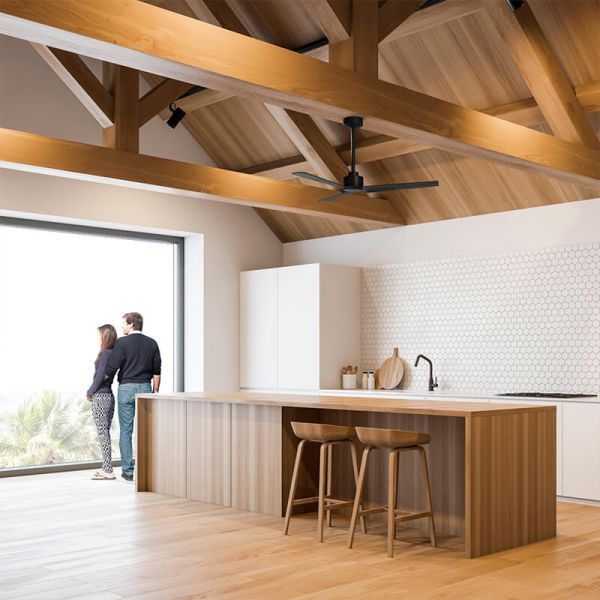 Ventilateur de plafond Anne noir mat avec pales en graphite 75819 installé sur un plafond en bois