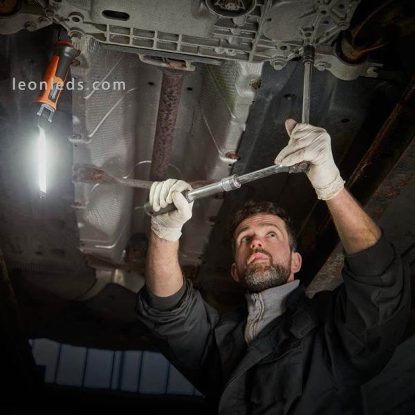 Lampe de poche à bouton-poussoir LEDinspect SLIM MAX1000 | Éclairage LeónLeds | Lampe de poche pour atelier mécanique