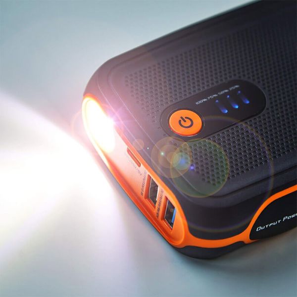 Lanterna LED integrada no OSRAM BATTERYstart 400 Jump Starter - 12V, 16800mAh, USB Powerbank