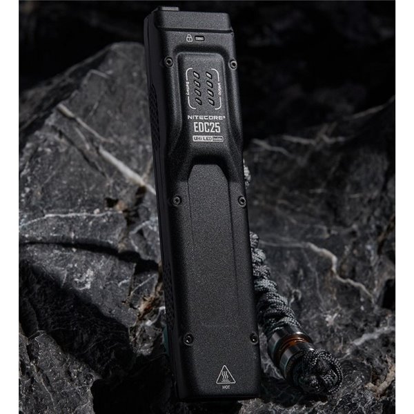 Linterna de mano EDC25 ultraligera 3000 lúmenes, 300 metros alcance y batería 1700 mAh incorporada IP68