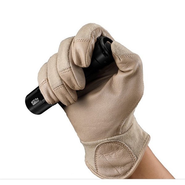 Lanterna LED compacta portátil MT2C PRO de 1800 lm com alcance de 520 m, bateria recarregável NL18650 de 3.600 mAh, IP68