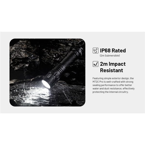Lanterna LED compacta portátil MT2C PRO de 1800 lm com alcance de 520 m, bateria recarregável NL18650 de 3.600 mAh, IP68