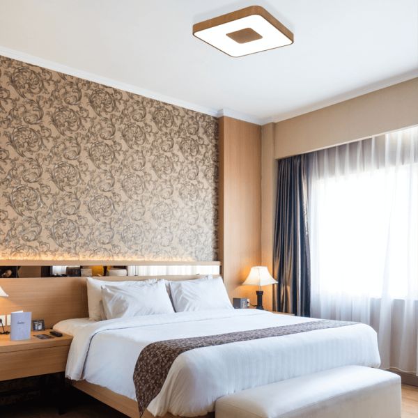 Luminária de teto LED quadrada com acabamento em madeira ambiente