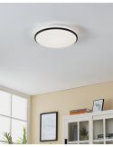 Luminária de teto LED PINETTO preta e branca IP44 Ø340mm 15,6W 4000K Eglo 900366 instalada na sala de estar