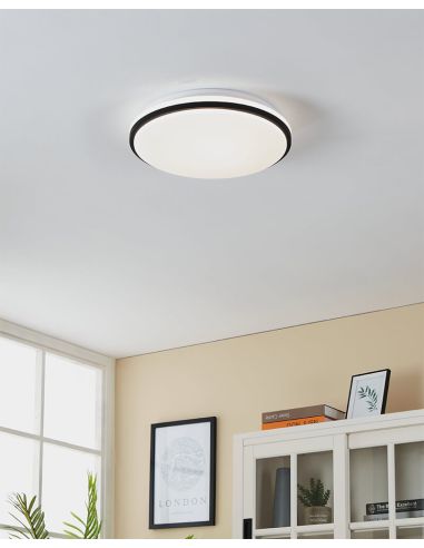 Luminária de teto LED PINETTO preta e branca IP44 Ø340mm 15,6W 4000K Eglo 900366 instalada na sala de estar