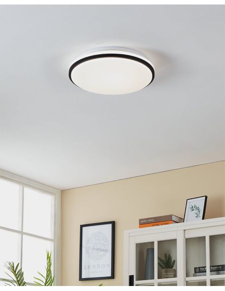 Luminária de teto LED PINETTO preta e branca IP44 Ø340mm 15,6W 4000K Eglo 900366 instalada na sala de estar