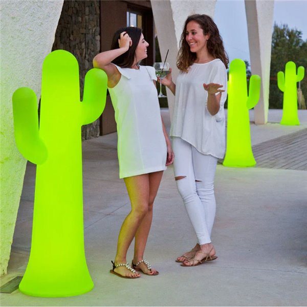 Luminária de piso LED PANCHO 140 em formato de cacto, verde-limão, com cabo externo, luz fria