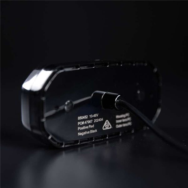 Luz trasera LED rojo FOR9T SCALE, diseño lineal innovador, 3,5W, 6000K, cable, 116,5x54x22 mm