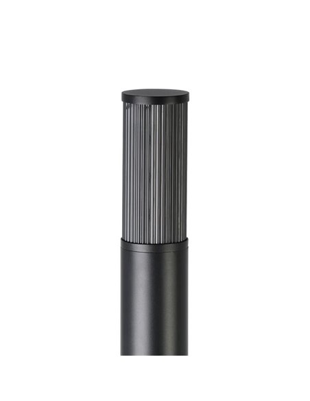 Baliza exterior SALLE, negra con estructura de alumino y plástico estriado, 110cm altura E27, IP54