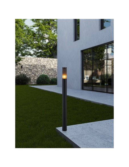 Baliza exterior SALLE, negra con estructura de alumino y plástico estriado, 110cm altura E27, IP54