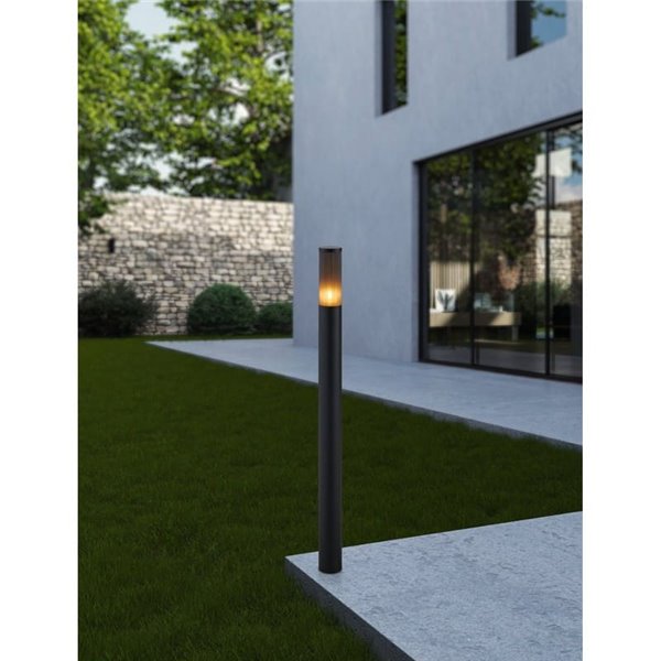 Baliza exterior SALLE, negra con estructura de alumino y plástico estriado, 110cm altura E27, IP54