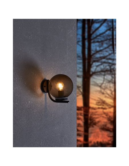 Luminária de parede externa TAVERNA, com estrutura em aço preto e cúpula em plástico preto transparente, E27, IP44
