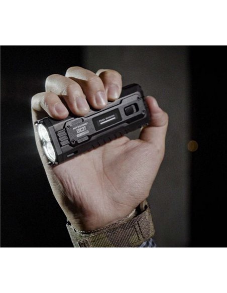 Lampe LED tactique EDC37 8000 lm OLED USB-C IP54 portée 420 m avec LUMIN SHIELD™
