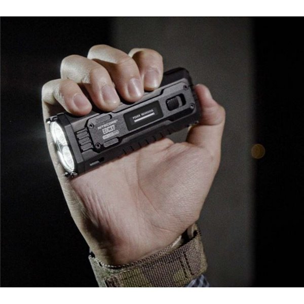 Lampe LED tactique EDC37 8000 lm OLED USB-C IP54 portée 420 m avec LUMIN SHIELD™