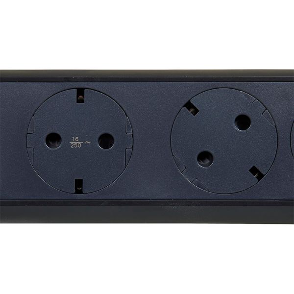 Détail du socle multiple Legrand avec 5 prises fixes et rotatives 2P+T et interrupteur, 1,5 m, noir