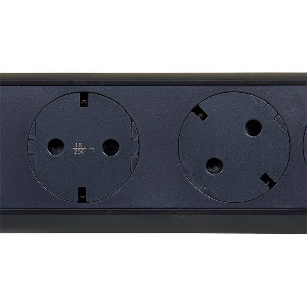 Detalhe da Base Múltipla Fixa e Giratória Legrand com 3 Tomadas 2P+T e Interruptor, 1,5m, Preta