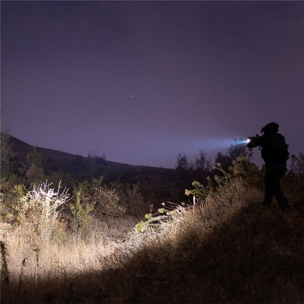 Lampe torche tactique BALDR Pro R 1350 lm, portée 200 m, laser vert, IPX4, rechargeable