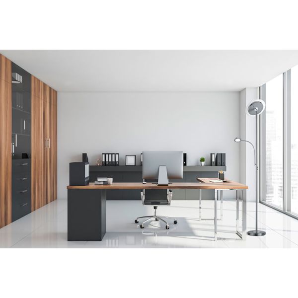 Sala de estar com luminária de chão LED Ackbar com braço de leitura