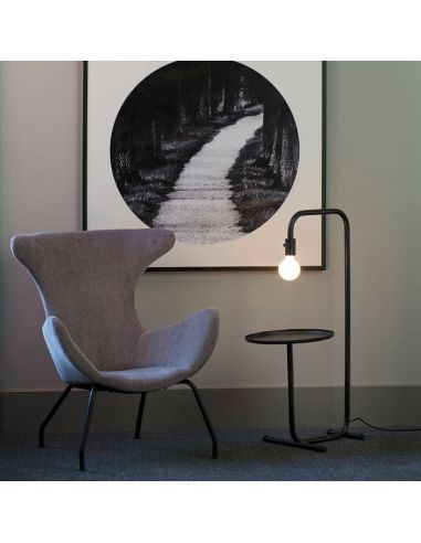 Lampadaire LED noir Guest 1xE27 Faro Barcelona avec petite table, ambiance salon | LeonLeds