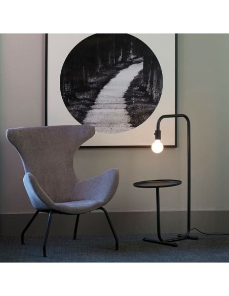 Lampadaire LED noir Guest 1xE27 Faro Barcelona avec petite table, ambiance salon | LeonLeds