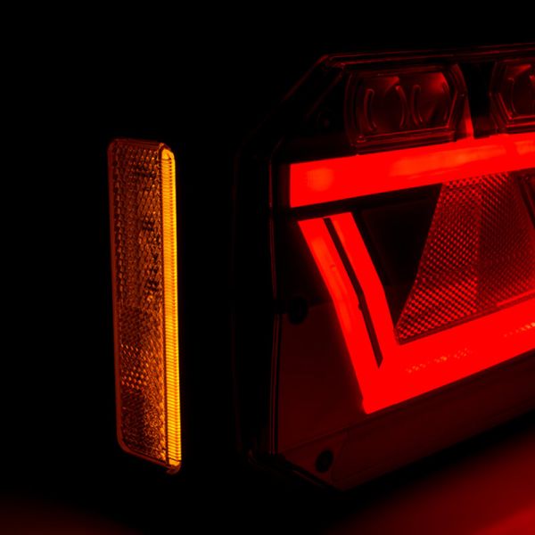 Feu arrière triangulaire à LED 7 fonctions Mavic avec éclairage réfléchissant et feu de position latéral IA SM1 F1 AR 2a S1 R1