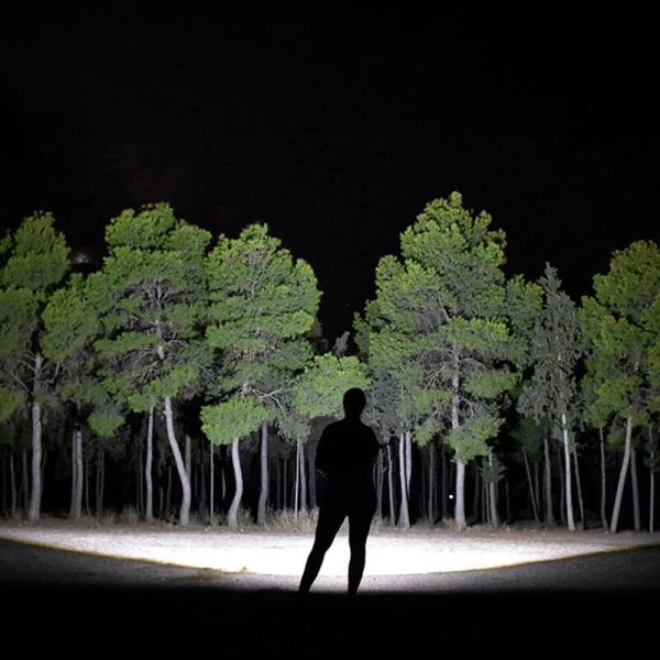 Lanterna LED recarregável 23000 lm...