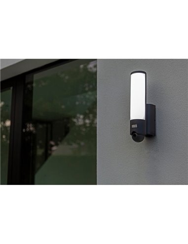 Luminária de entrada tubular LED inteligente ELARA com câmera, alto-falante, microfone e sensor de movimento, em aço inoxidável.