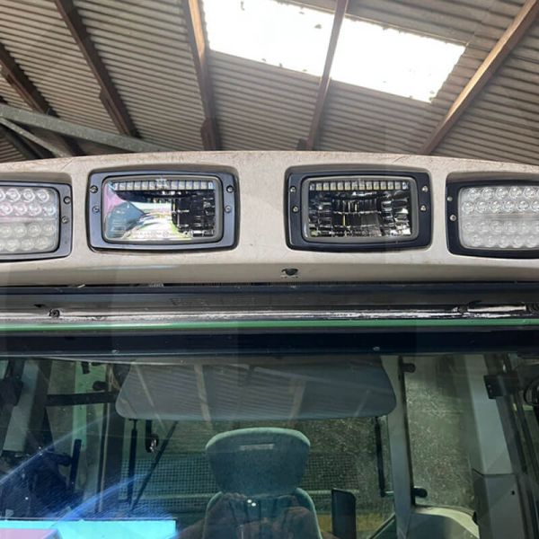 Detalle Faro LED rectangular 12/24V con luz de estacionamiento, cruce, diurna y carretera IP67/IP6K9K homologado