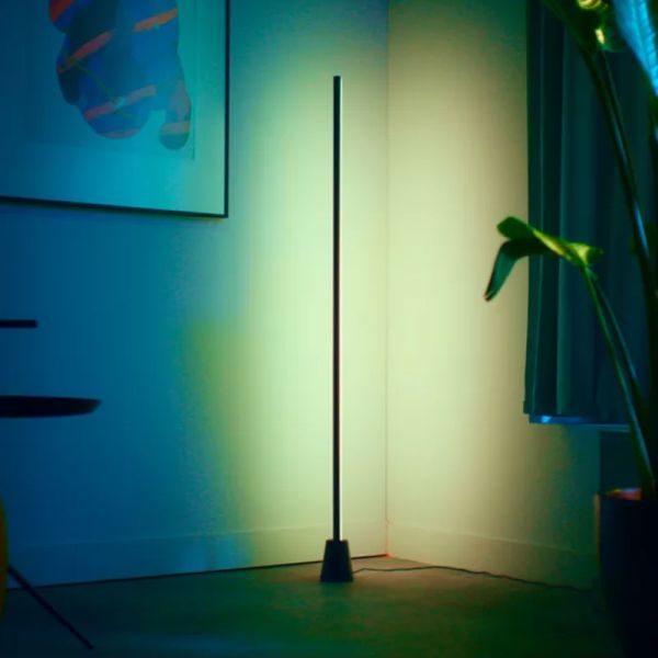 Lámpara de suelo LED negra multicolor RGBIC GRADIENT FLOOR LIGHT, 1355mm longitud, sincroniza con la TV