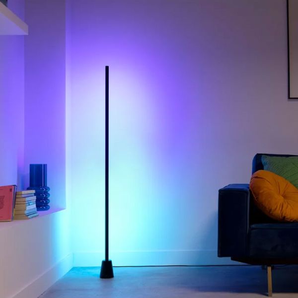 Lámpara de suelo LED negra multicolor RGBIC GRADIENT FLOOR LIGHT, 1355mm longitud, sincroniza con la TV