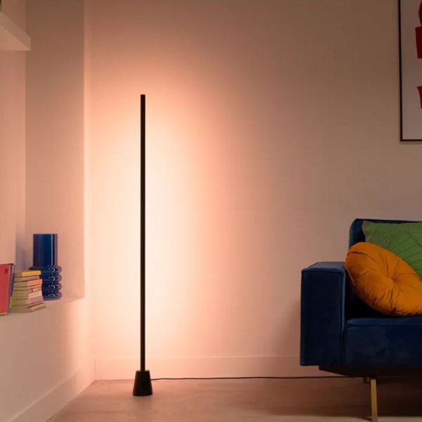 Lámpara de suelo LED negra multicolor RGBIC GRADIENT FLOOR LIGHT, 1355mm longitud, sincroniza con la TV