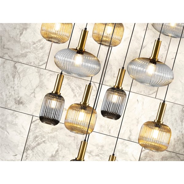 Luminária de teto NORMA com 18 lâmpadas, soquete E27, dimerizável, nas cores preto e latão.