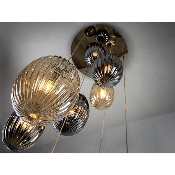 Luminária pendente OVILA com 13 lâmpadas LED, 8W, 11310 lm, cúpulas de vidro cor conhaque/fumê, dimerizável, IP20, cromada.