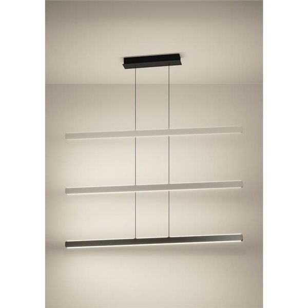 Suspension LED linéaire noire CIGGIANO, réglable en hauteur, 1500 mm, 30 W, 4440 lm, intensité variable avec télécommande.