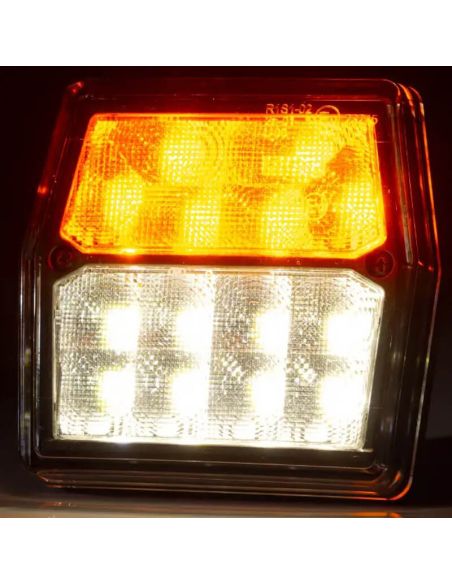 Farol de LED com indicadores de posição e de direção.