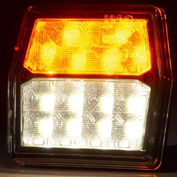 Farol de LED com indicadores de posição e de direção.