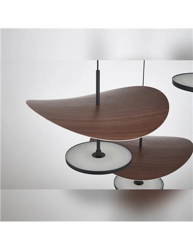 Luminária pendente Abisal LED com 3 lâmpadas, 32W, 3000K, design orgânico em cascata nas cores preto e madeira.