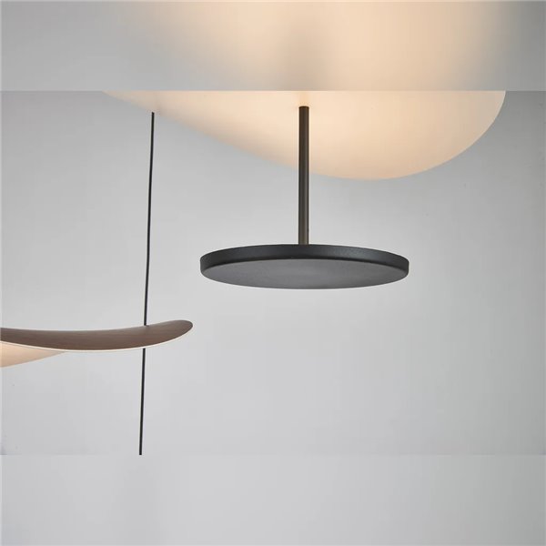 Luminária pendente Abisal LED com 3 lâmpadas, 32W, 3000K, design orgânico em cascata nas cores preto e madeira.