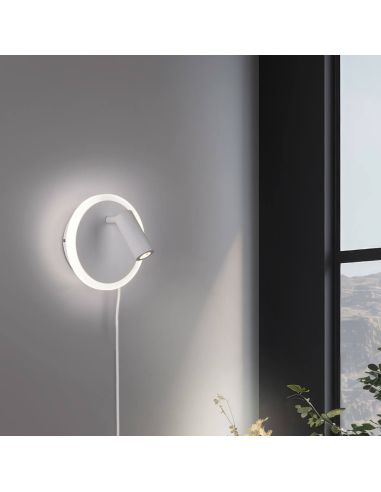 Doppelte LED-Wandleuchte mit Leselicht und Ambientelicht an der Wand installiert