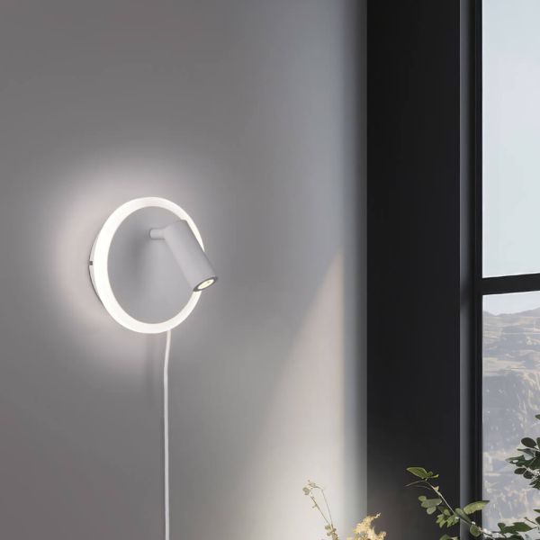 Doppelte LED-Wandleuchte mit Leselicht und Ambientelicht an der Wand installiert