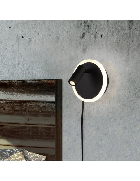 Schlafzimmerwand mit LED-Wandleuchte mit Leselicht und Ambientelicht, matt schwarz.