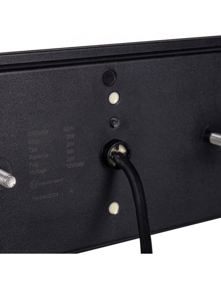 Schlankes LED-Rücklicht mit 6 Funktionen | Mit integriertem Dreieck | 12/24 V